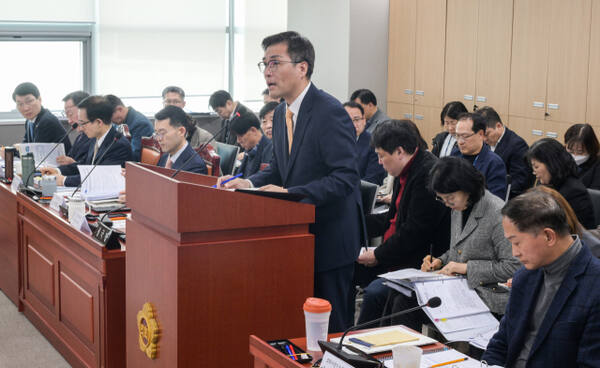 14일 오후 경기도의회 경제노동위원회 회의실에서 정두석 경기도 경제실장이 발언하고 있다. 이날 회의에서는 경기도 전통시장 및 골목상권, 소상공인 지원에 대한 조례를 심의하고 도내 경제실 및 경기신용보증재단,경기도일자리재단 등 공공기관에 대한 업무보고를 받았다. 윤원규기자