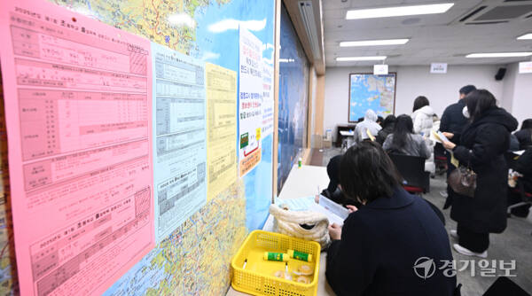 2025년도 제1회 초·중·고졸 검정고시 원서 교부 및 접수가 시작된 17일 인천시교육청 신관 지하에서 응시생들이 원서 접수를 하고 있다.조병석기자