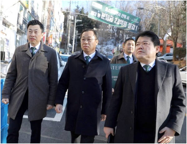 정희민(가운데) 포스코이앤씨 사장이 성남 은행주공 재건축 현장을 방문하고 있다. 포스코이앤씨