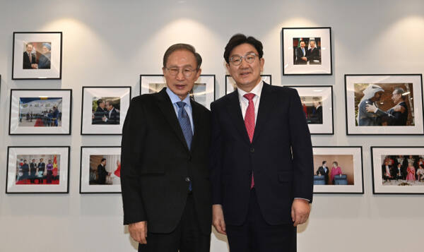이명박 전 대통령이 17일 서울 서초구 청계재단에서 국민의힘 권성동 원내대표를 만났다. 연합뉴스