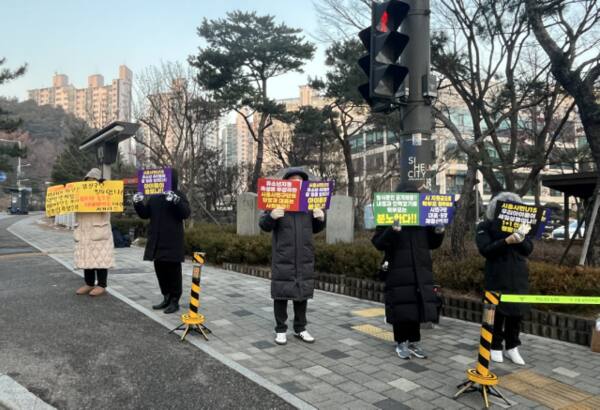 지난해 말 시흥시민축구단 유소념팀 운영과 관련 학부모들이 시흥시청 앞에서 항의 집회를 하고 있다. 김형수기자