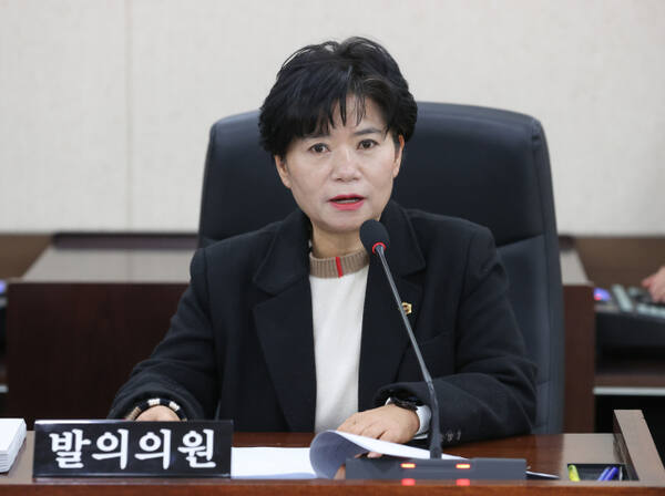 17일 인천시의회 임시회 행정안전위 회의에서 유승분 시의원(국민의힘·연수구3)이 ‘인천광역시 환경친화적 자동차 전용주차구역의 화재예방 및 안전시설 지원에 관한 조례 일부개정조례(안)’을 발의하고 있다. 인천시의회 제공
