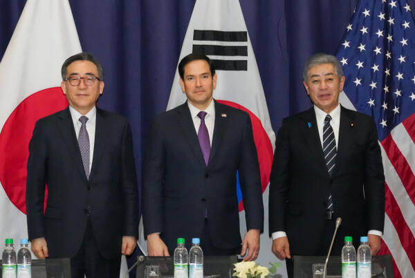 조태열 외교부 장관(왼쪽부터), 마크 루비오 미국 국무장관, 이와야 다케시 일본 외무상이 15일(현지시간) 독일 뮌헨의 바이어리셔호프 호텔 인근의 코메르츠방크에서 열린 한미일 외교장관회의에서 기념 촬영을 하고 있다. 연합뉴스
