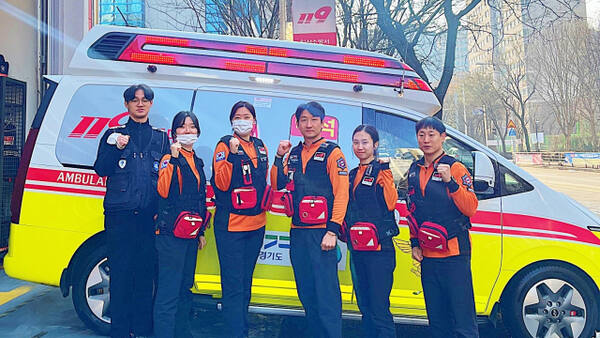 지난 13일 긴급출동해 심정지 환자의 생명을 구한 일산소방서 소속 구급대원들이 화이팅을 외치고 있다. 사진 왼쪽부터 이해준 백석대 실습학생 ,박예린 구급보조인력, 김미리 소방교, 고현종 소방장, 이로운 소방사, 조우성 소방교. 일산소방서 제공