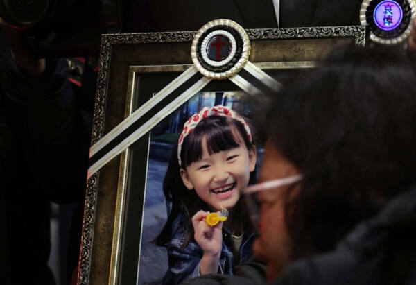 오열하는 할머니 앞 해맑게 웃는 하늘 양. 연합뉴스