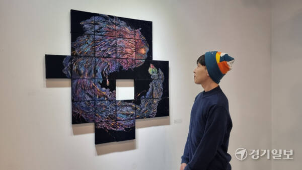 김기태 작가가 자신의 작품을 들여다보고 있다. 이나경기자