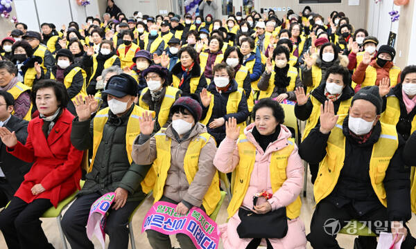 19일 인천 동구 송현노인복지관에서 열린 '2025년 노인일자리 사업 발대식'에서 참여자들이 선서를 하고 있다. 조병석기자