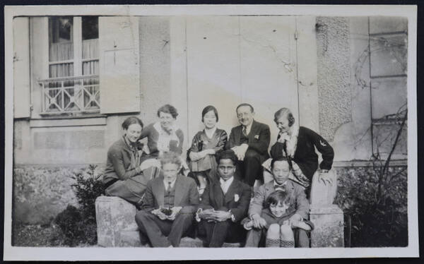 샬레의 외손녀 안느 마쥐레와 한경미 영화감독을 통해 기증 받은 나혜석의 1920년대 프랑스 체류시기 사진. 나혜석(윗줄 세 번째)과 샬레(윗줄 네 번째), 그의 가족들의 모습이다. 수원시립미술관 제공