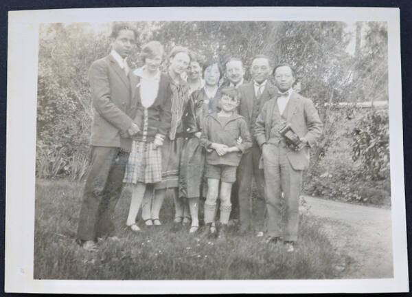 수원시립미술관 소장 1920년대 나혜석(가운데)의 프랑스 체재기 시절을 다룬 사진. 수원시립미술관 제공