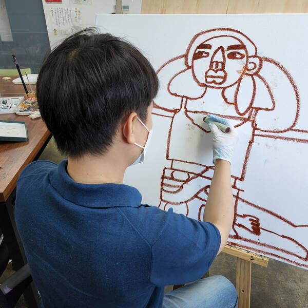 발달장애 화가가 작품에 몰두한 모습. 에이블아트 제공