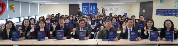 인천시사회서비스원 6주년 기념식에서 본부 및 소속 시설 직원들이 기념촬영을 하고 있다. 인천사서원 제공