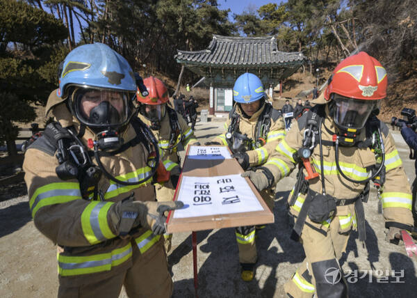 20일 오후 여주시 신륵사에서 열린 '산림화재 대응 및 문화유반 보호·반출 훈련'에서 소방대원들이 산불 발생 상황을 가정해 사찰에 소장 중인 문화재를 반출하는 훈련을 하고 있다. 윤원규기자