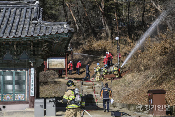 20일 오후 여주시 신륵사에서 열린 '산림화재 대응 및 문화유반 보호·반출 훈련'에서 소방대원과 여주시 산불진화 대원들이 산불 발생 상황을 가정해 방어선 구축 및 진화 훈련을 하고 있다. 윤원규기자
