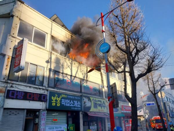 20일 오후 인천 중구 한 3층짜리 상가주택 3층에서 불이 나 검은 연기가 나오고 있다. 인천소방본부 제공