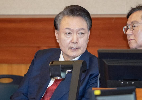 윤석열 대통령이 20일 서울 종로구 헌법재판소 대심판정에서 열린 윤 대통령의 탄핵 심판 10차 변론에 출석해 변호인과 대화하고 있다. 연합뉴스