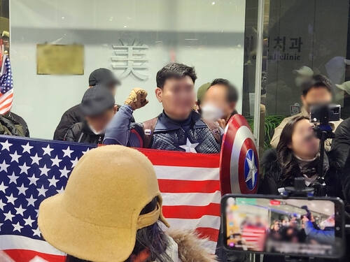 지난 10일 국가인권위원회 건물에 등장한 '캡틴아메리카' 복장의 윤석열 대통령 지지자. 연합뉴스