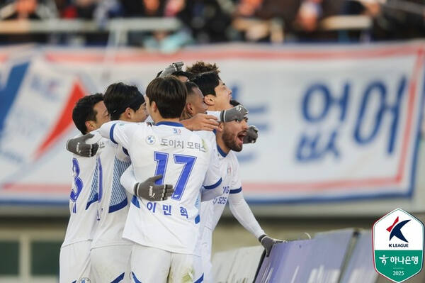 22일 안산 그리너스와의 K리그2 원정 개막전서 후반 김지현이 페널티킥 결승골을 넣은 후 수원 삼성 선수들이 기뻐하고 있다.프로축구연맹 제공