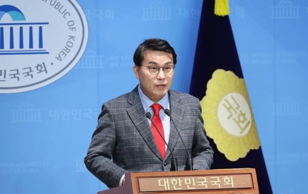 국민의힘 윤상현 의원이 23일 오전 서울 여의도 국회 소통관에서 현안 관련 기자회견을 하고 있다. 연합뉴스