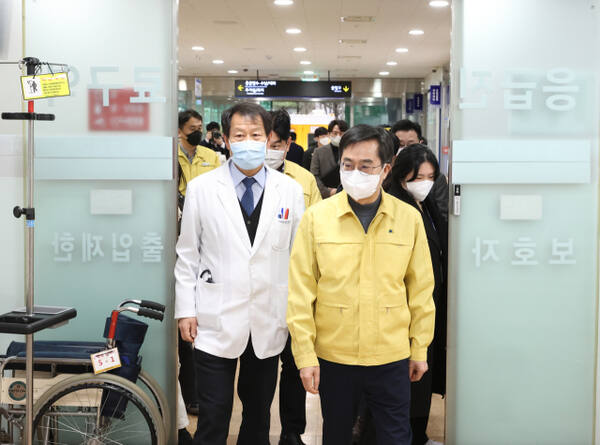 김동연 경기도지사가 지난해 2월 경기도의료원 수원병원을 방문해 비상진료체계를 점검하고 있다. 경기도 제공