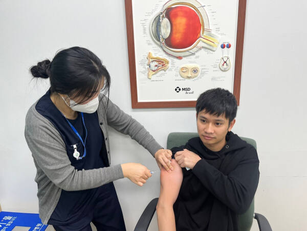 경기도의료원 수원병원에서 외국인 노동자가 무료 백신 예방 접종을 실시하고 있다. 수원병원 제공