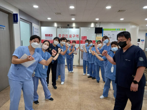 경기도의료원 수원병원 응급실 직원들이 기념사진을 촬영하고 있다. 수원병원 제공