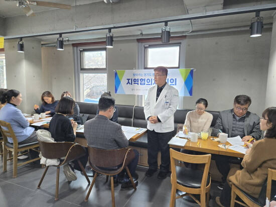 김덕원 수원병원장이 지난달 21일 지역 내 돌봄 서비스 강화를 위한 '찾아가는 돌봄의료 지역협의체' 회의를 진행하고 있다. 수원병원 제공