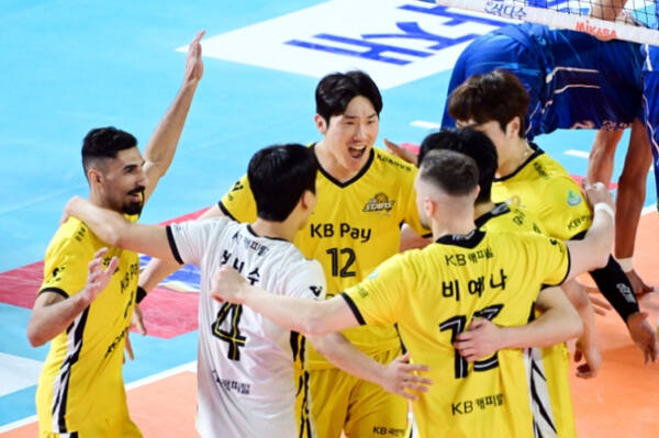 의정부 KB손해보험이 23일 대전 충무체육관에서 벌어진 ‘도드람 2024-2025 V리그’ 남자부 5라운드 원정경기에서 대전 삼성화재를 3-0으로 완파한 뒤 기쁨을 나누고 있다. 한국배구연맹 제공
