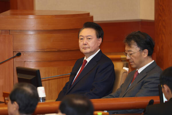 윤석열 대통령이 탄핵심판 변론기일에 출석, 헌법재판소 대심판정에 앉아있다. 연합뉴스