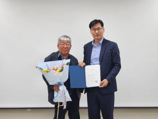 민복기 하남시장애인복지관장(왼쪽)이 하남시사회복지사협회 6대 회장에 당선됐다. 김동수 기자