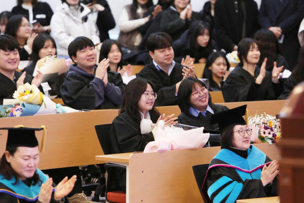 경동대 유아교육학과 학생들이 21일 열린 학위수여식에서 박수를 치며 즐거워하고 있다. 경동대 제공