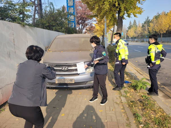 인천 연수구 관계자들이 무단 방치 차량을 단속하고 있다. 연수구 제공
