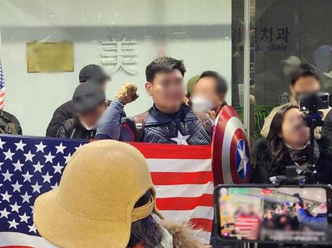 지난 10일 서울 중구 국가인권위원회에서 열린 ‘2025년 제2차 전윈위원회’를 앞두고 마블 캐릭터 ‘캡틴 아메리카’ 복장을 한 윤석열 대통령 지지자가 시위하고 있다. 연합뉴스