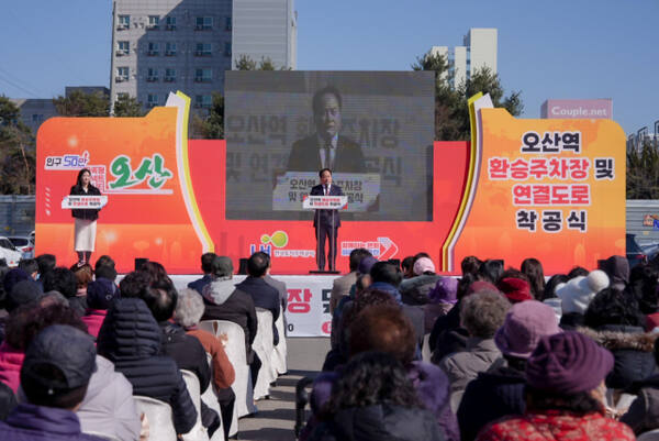 24일 오후 오산시 오산역에서 열린 ‘오산역 환승센터 주차타워와 세교2지구 연결도로 개설공사 착공식’에서 이권재 시장이 인사말을 하고 있다. 오산시 제공