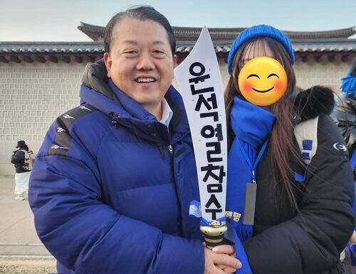 '윤석열 참수' 모형칼을 들고 환하게 미소 짓는 김병주 더불어민주당 최고위원. 박민영 국민의힘 대변인 SNS
