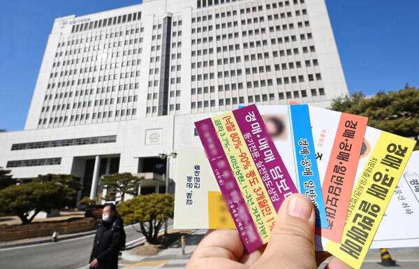 인천지방법원에서 대출상담사들의 대출 알선 불법 호객 행위가 기승을 부리고 있다. 사진은 24일 인천지법 입찰 법정 출입문 앞에서 대출 상담사들이 나눠준 명함형 대출 전단. 조병석기자