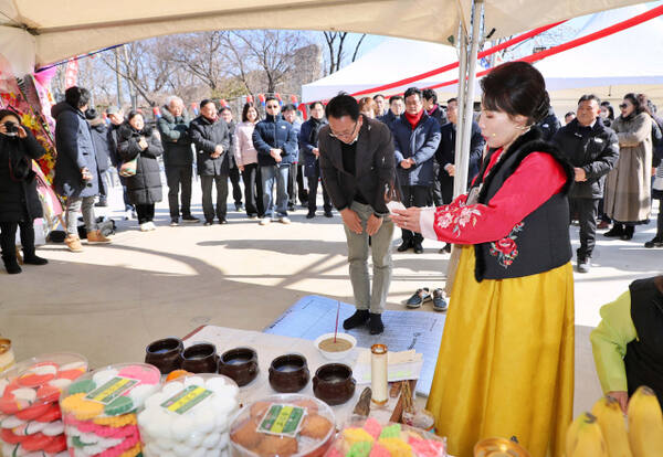 지난 22일 평택시의회 강정구 의장이 평택 풍어제에 참석해 의식을 재현하고 있다. 평택시의회 제공