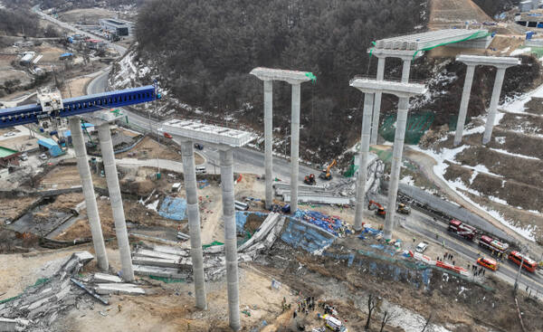 25일 오전 9시 49분께 안성시 서운면 신평리 인근 서울세종고속도로 안산∼용인 구간 연결공사 교량 작업 중 교량을 떠받치던 교량 작업 중 교량이 붕괴되는 사고가 발생했다. 현재 작업자 10명이 사고를 당한 것 으로 알려졌으며 그중 2명이 숨진 채 발견됐고, 7명이 부상을 입었다. 1명은 매몰된 상태로 전해졌다. 사진은 사고 현장 모습. 윤원규기자