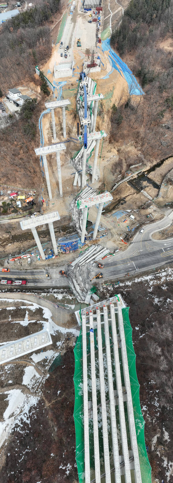 25일 오전 9시 49분께 안성시 서운면 신평리 인근 서울세종고속도로 안산∼용인 구간 연결공사 교량 작업 중 교량을 떠받치던 교량 작업 중 교량이 붕괴되는 사고가 발생했다. 현재 작업자 10명이 사고를 당한 것 으로 알려졌으며 그중 2명이 숨진 채 발견됐고, 7명이 부상을 입었다. 1명은 매몰된 상태로 전해졌다. 사진은 사고 현장 모습. 윤원규기자