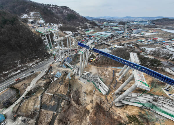 25일 오전 9시 49분께 안성시 서운면 신평리 인근 서울세종고속도로 안산∼용인 구간 연결공사 교량 작업 중 교량을 떠받치던 교량 작업 중 교량이 붕괴되는 사고가 발생했다. 현재 작업자 10명이 사고를 당한 것 으로 알려졌으며 그중 2명이 숨진 채 발견됐고, 7명이 부상을 입었다. 1명은 매몰된 상태로 전해졌다. 사진은 사고 현장 모습. 윤원규기자