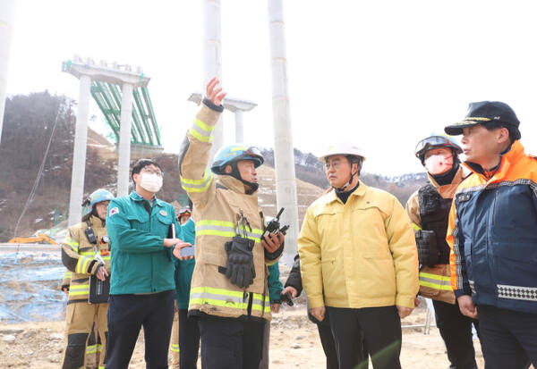 김동연 경기도지사가 25일 오후 안성시 고속도로 공사현장 교량상판붕괴현장을 방문해 사고 상황을 점검하고 있다. 경기도 제공