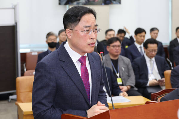 이진동 대검찰청 차장검사가 25일 서울 여의도 국회에서 열린 ‘내란 국조특위’ 5차 청문회에서 위원 질문에 답하고 있다. 연합뉴스