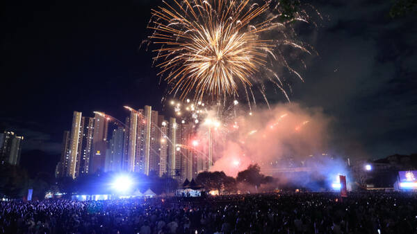 지난해 열린 과천 공연예술축제 폐막 불꽃놀이 장면. 과천시 제공