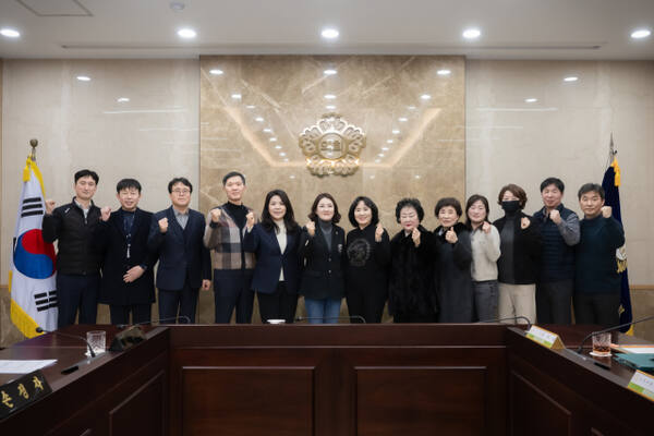 지난 24일 남양주시의회 소회의실에서 열린 통합방문요양협회 간담회에 참석한 이경숙 복지환경위원장과 송옥화 통합방문요양협회장 등 관계자들이 기념촬영을 하고 있다. 남양주시의회 제공