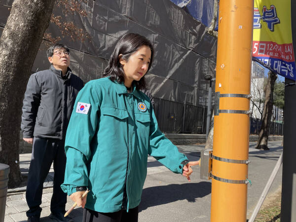 박주리 의원이 황단보도에 설치된 음향신호기를 점검하고 있다.