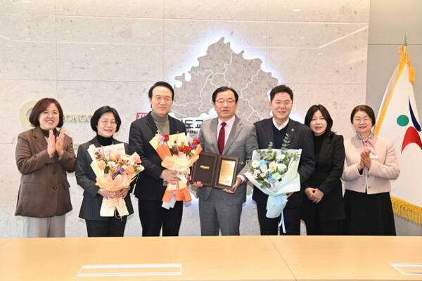 이현재 하남시장(가운데)이 지난해 12월 경기도교육청 남부청사에서 열린 제 40회 경기교육대상 시상식에서 교육협력 분야 표창을 수상한 후 임태희 교육감 등과 기념 촬영하고 있다. 하남시 제공