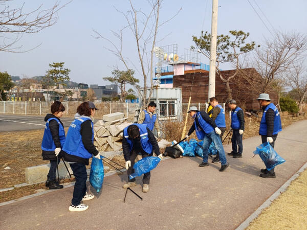 경기도가 청정계곡 불법행위 재발방지를 위해 ‘경기도 하천·계곡 지킴이’로 활동할 인력 109명을 모집한다. 경기도 제공