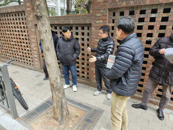 유한호 안양시 만안구청장이 현장을 방문해 지역 현안을 설명하고 있다. 안양시 제공