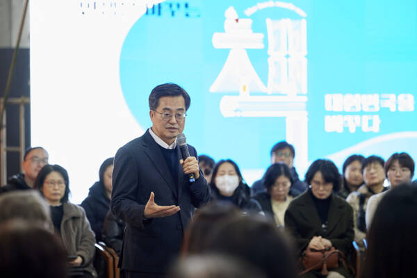 김동연 경기도지사가 ‘천권으로’ 비전 선포 및 타운홀 미팅 행사에서 발언을 하고 있다. 경기도 제공