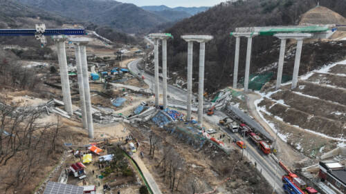 25일 안성 서울세종고속도로에서 건설 현장에서 교각 붕괴 사고가 발생, 10명의 사상자가 발생했다. 사고 현장 모습. 윤원규 기자