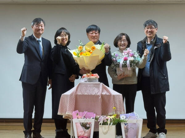 상패초교 교직원들이 정년퇴님 하는 송인현 교장(가운데)을 인생2막을 응원하며 파이팅을 외치고 있다. 상패초교 제공